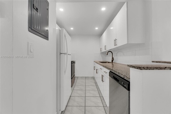 Building Photo - 9354 SW 77th Ave