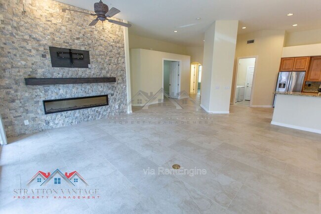 Building Photo - 9562 E Cavalry Dr