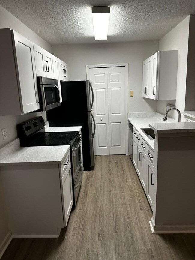 Building Photo - Beautiful and very large 2 bedrooms and 2 full baths Condo