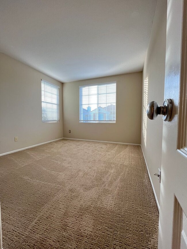 Building Photo - LOVELY 2 STORY DETACHED HOME WITH LARGE LO...