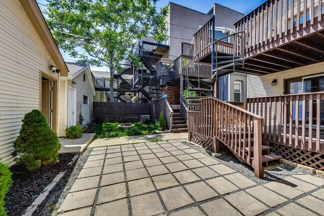 Building Photo - 837 N Marshfield Ave