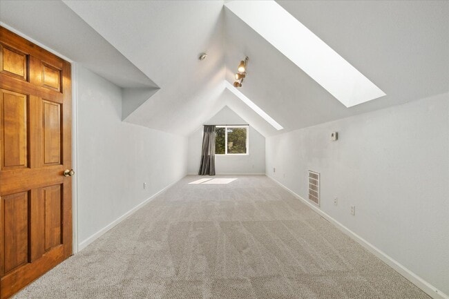 Building Photo - Spacious studio loft in the highly sought-...