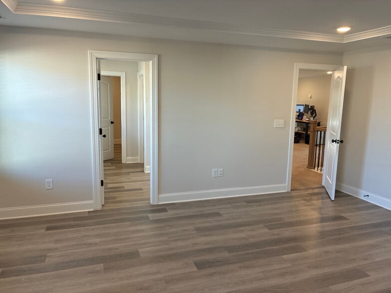 Building Photo - Room in House on Benjamin Dr