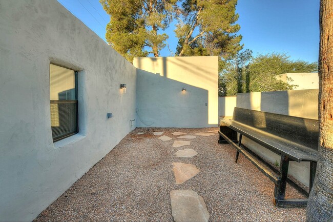 Building Photo - New Built, Near UofA 2 Bed 2 Bath