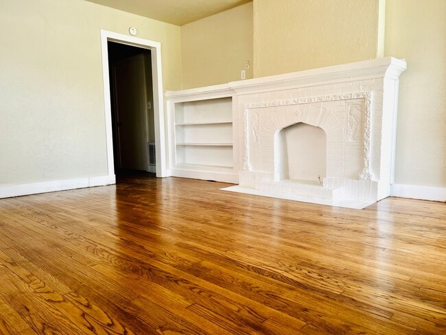 Building Photo - Charming 2BD 1BA Duplex in Crestwood!!