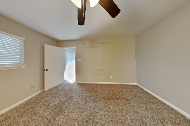 Building Photo - 3114 River Valley Dr