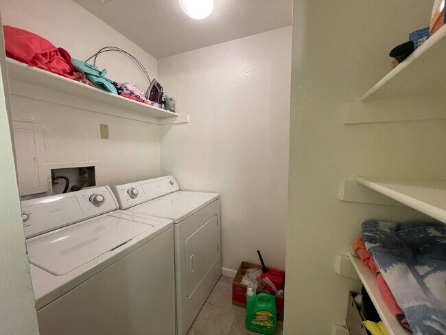 Building Photo - Perfect 2 Bedroom Condo