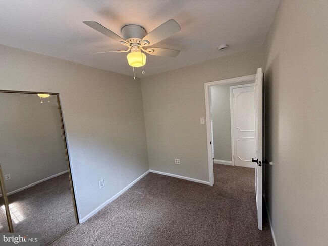 Building Photo - 417 Greenview Dr