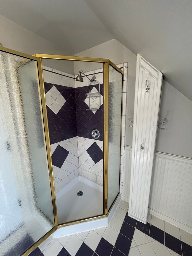 Building Photo - Stunning 3 bedroom/ 2 bath Victorian 2 sto...