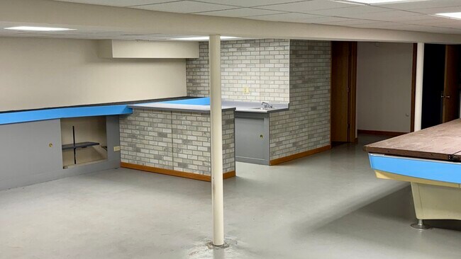 Building Photo - 304 E Hawthorne Dr