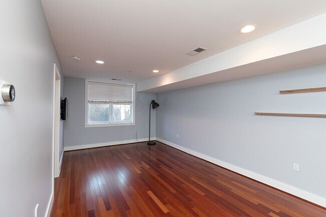 Building Photo - Chevy Chase Area One Bed, One Bath Condo R...