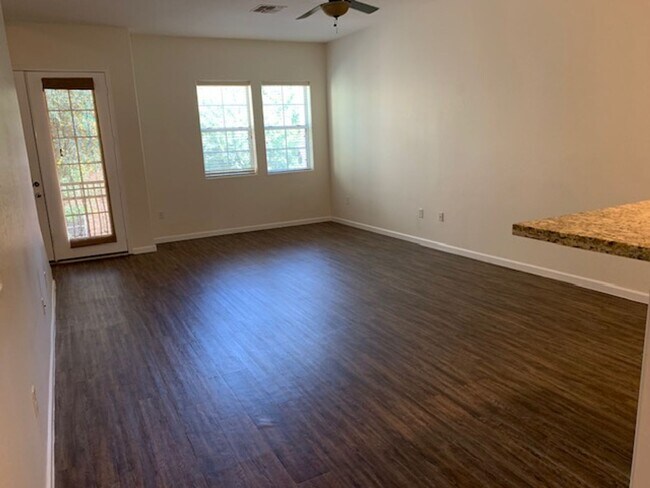 Building Photo - Condo in walking distance to downtown Chandler