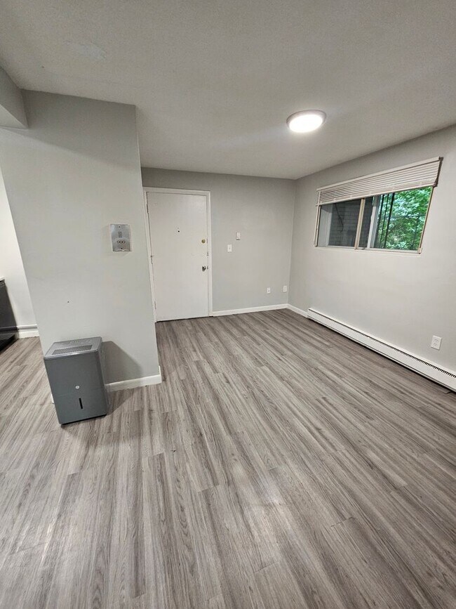 Building Photo - 10 Thorn St