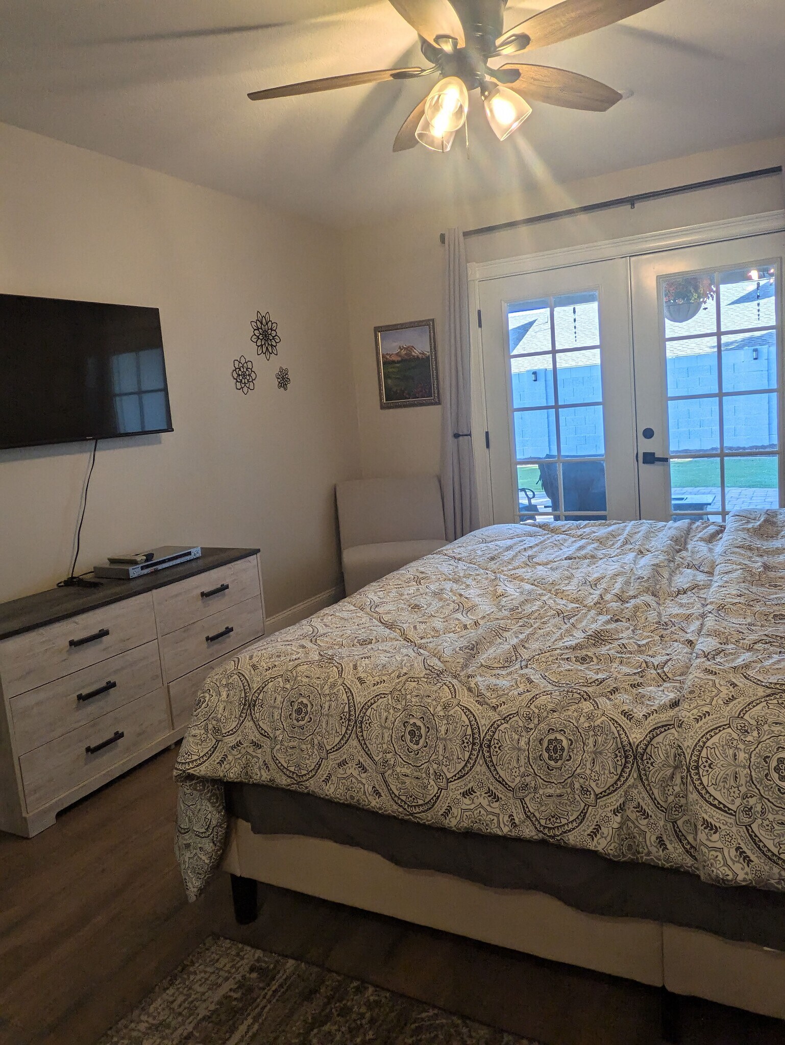 Smart TV - 8879 E Friess Dr