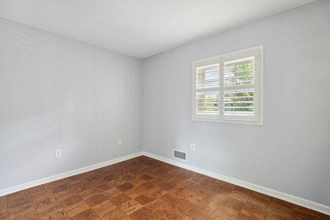 Building Photo - Available Now! Updated //3 Bedroom 2.5 Bat...