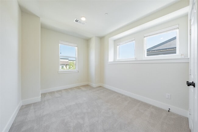 Building Photo - 813 Emerling Dr