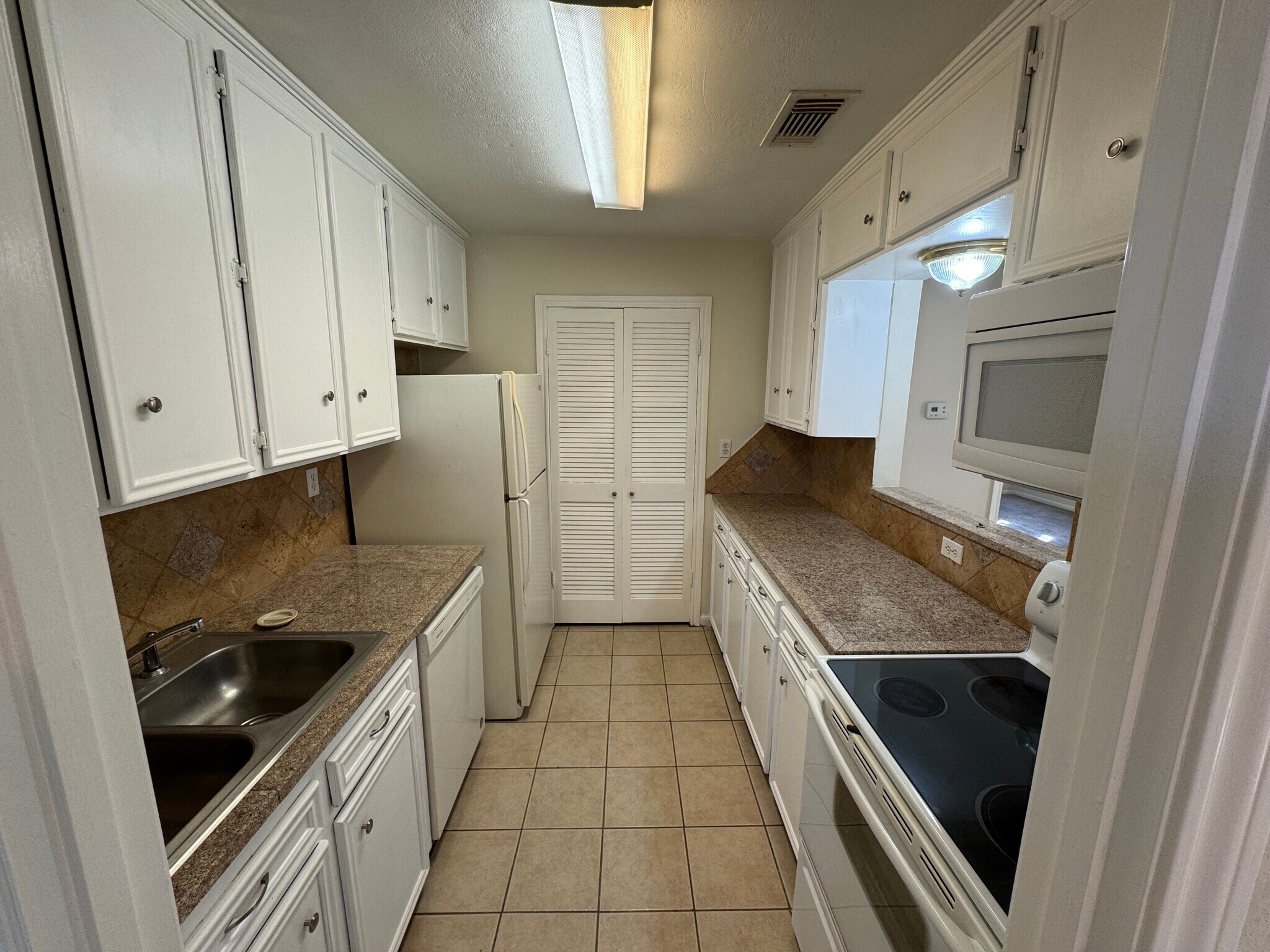 Building Photo - 8915 Emnora Ln