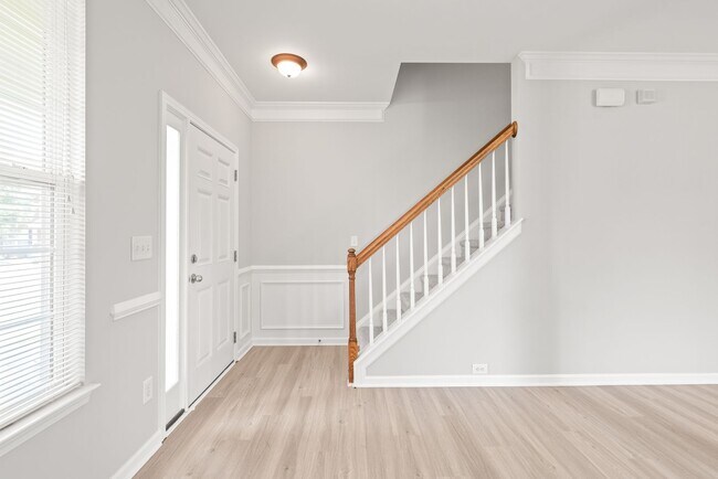 Building Photo - Move-in Ready (Fresh Paint, New Carpet!)