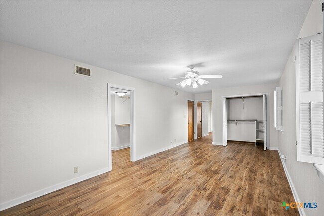Building Photo - 213 Tracy Ln