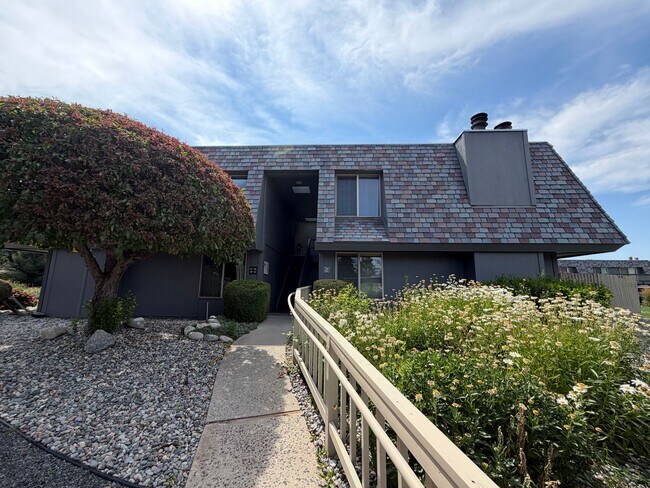 Building Photo - Now renting 2 bedroom 1.5 bathrooms Condo at Castlerock