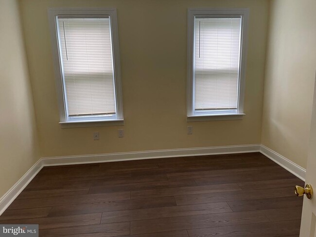 Building Photo - 301 E Linden St