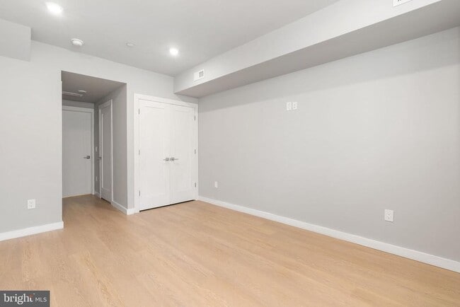 Building Photo - 2142 Master St