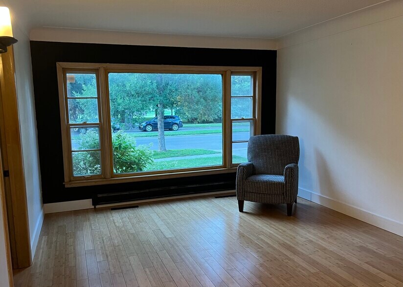 Living - 2327 University Ave