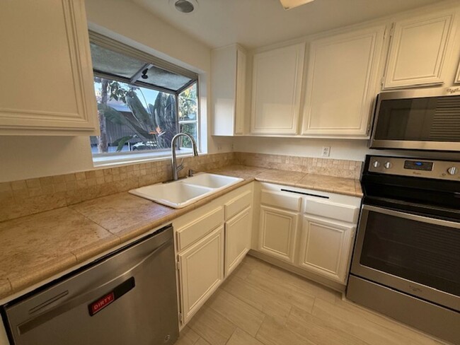 Building Photo - 2 bedroom townhome in Prime Aliso Viejo Lo...