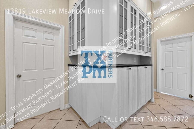 Building Photo - 13819 Lakeview Meadow Dr