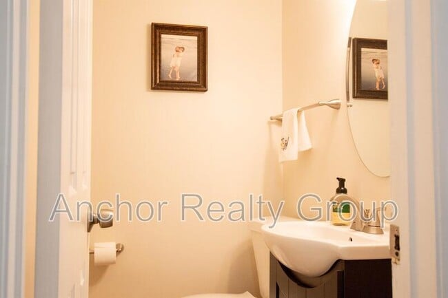 Building Photo - 331 Sunflower Ct