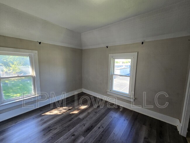 Building Photo - 437 1/2 Riehl Street