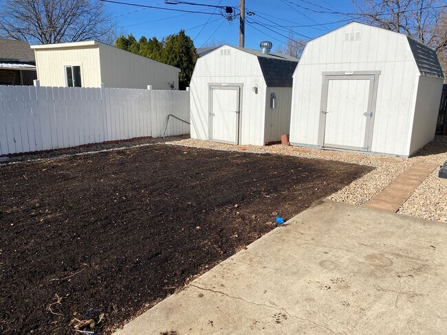 Building Photo - Spacious Single-Story Living with Modern Comforts and Outdoor Appeal