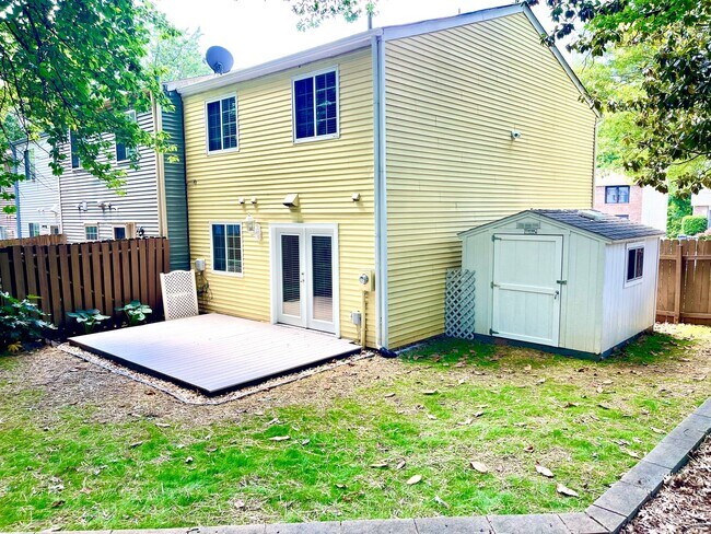 Building Photo - Welcome to this charming 3-bedroom, 2.5-ba...