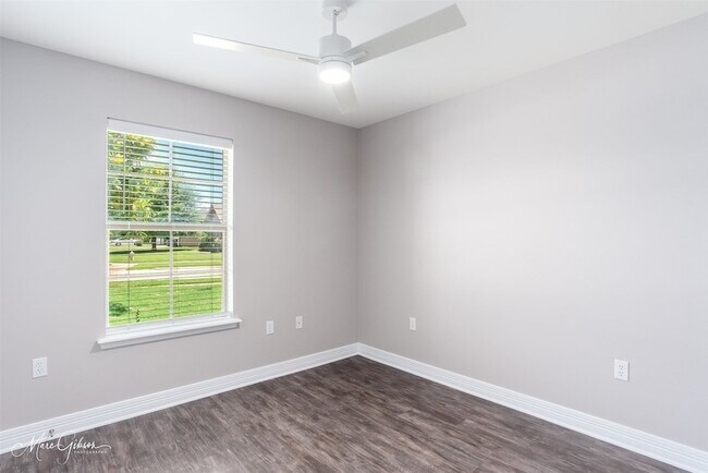 Building Photo - 3287 Grand Lake Dr