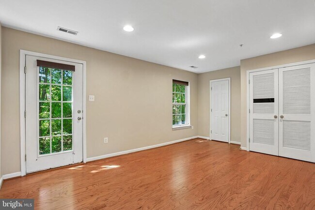 Building Photo - 7721 Valley Oak Dr