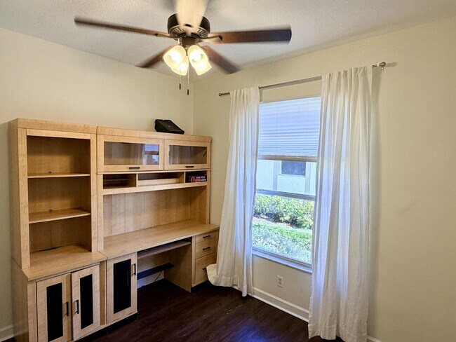 Building Photo - "Charming 3-Bed, 2-Bath Oasis in Wellington's Heart – 1060 Sqft of Comfort Awaits!"