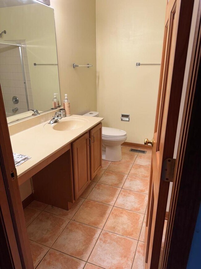 Building Photo - 2527 Oneida Ln