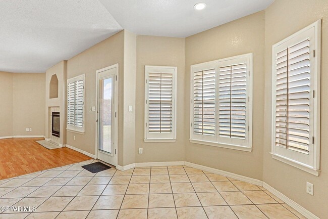 Building Photo - 951 Via Descanso Dr