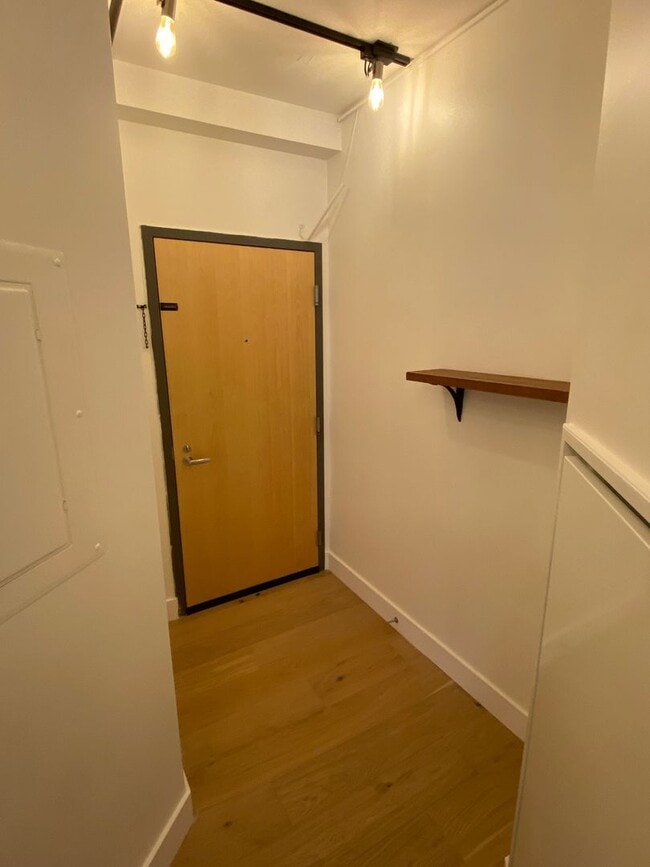 Building Photo - Beautiful updated 2bd/2ba condo in bustlin...