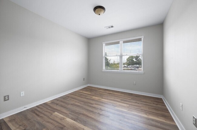 Building Photo - Spacious 3BR/2BA end unit at Bristol West ...