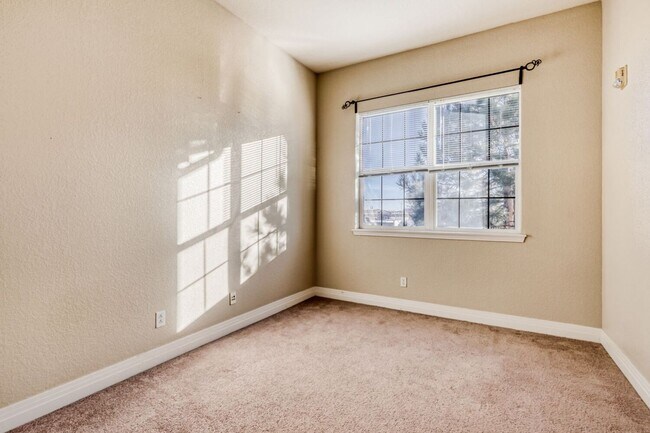 Building Photo - Beautiful Move in Ready- 3rd-floor condo in the heart of Mayfair-Lowry- $500 off 1st months rent!