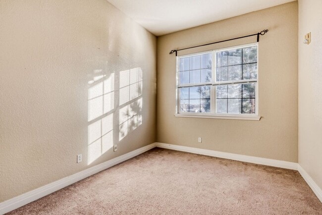 Building Photo - Beautiful Move in Ready- 3rd-floor condo in the heart of Mayfair-Lowry