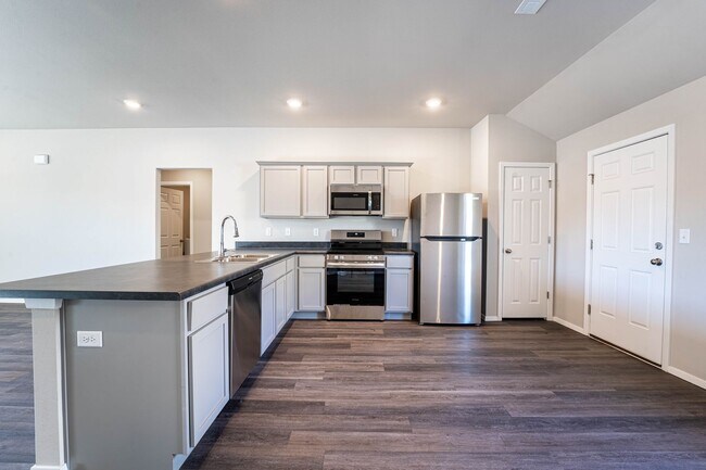 Building Photo - Beautiful Home!