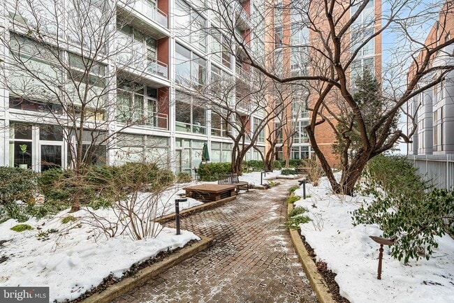 Building Photo - 22 S Front St