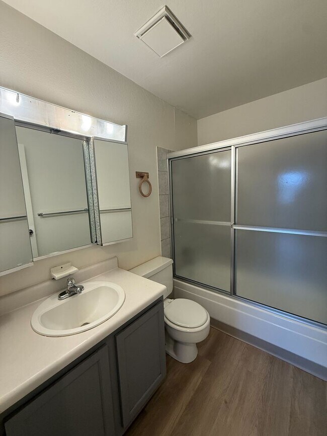 Building Photo - Nice 1 Bedroom 1 Bathroom Condo in Golden with Pool!! Available NOW!!