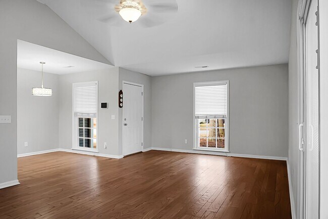 Building Photo - **$500 Off First Months Rent** Charming 3 Bedroom 2 bathroom ready for you to call home!