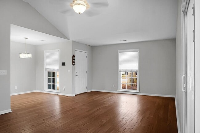 Building Photo - Charming 3 Bedroom 2 bathroom ready for you to call home!