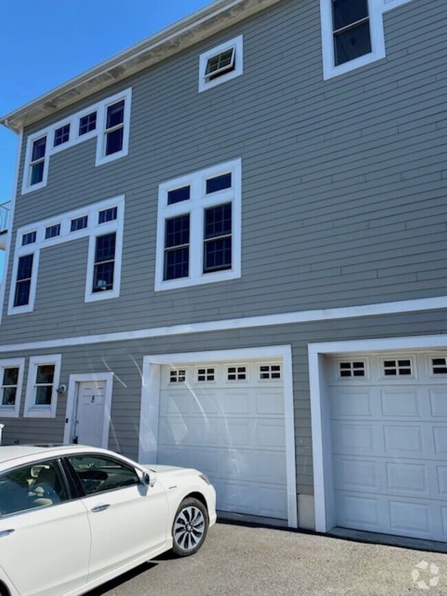 Building Photo - Three Bedroom 3.5 baths Townhouse for Rent...