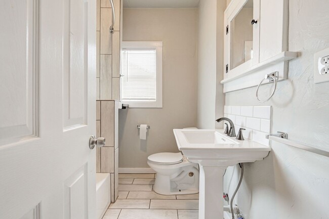 Building Photo - Charming Newly Updated 2 Bed, 2 Bath Home in the Heart of OKC!