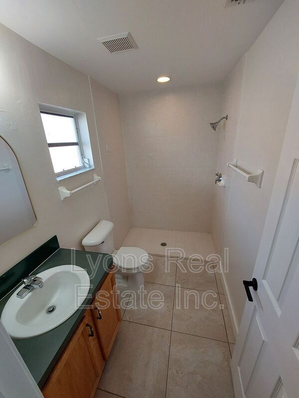 Building Photo - 611 SE 5th St